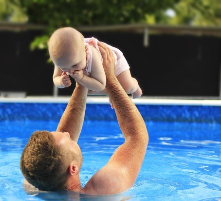 Pływanie z dzieckiem – co warto zabrać? Korzyści z nauki pływania